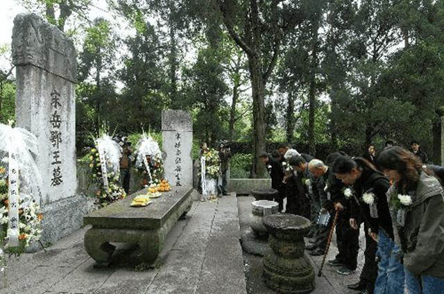 岳飞死后百年，其后人血洗金朝，收复故土，流泪祭祖说：我做到了