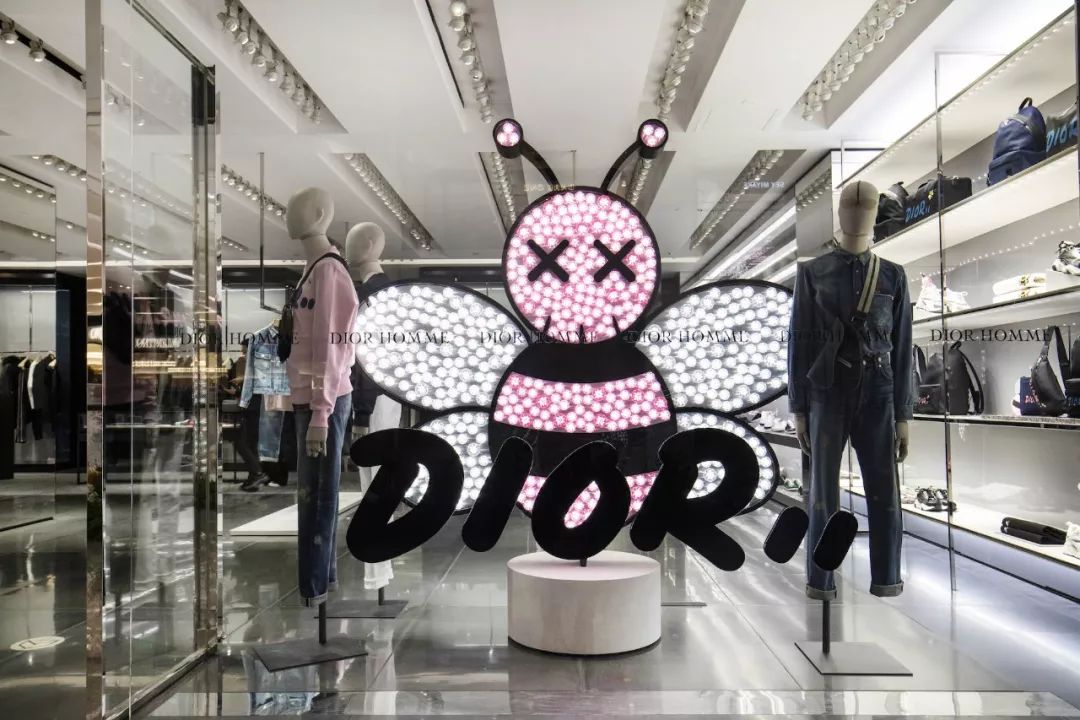 同样出自 kaws 之手的 dior 小蜜蜂,也是限时店中无处不在的可爱存在.