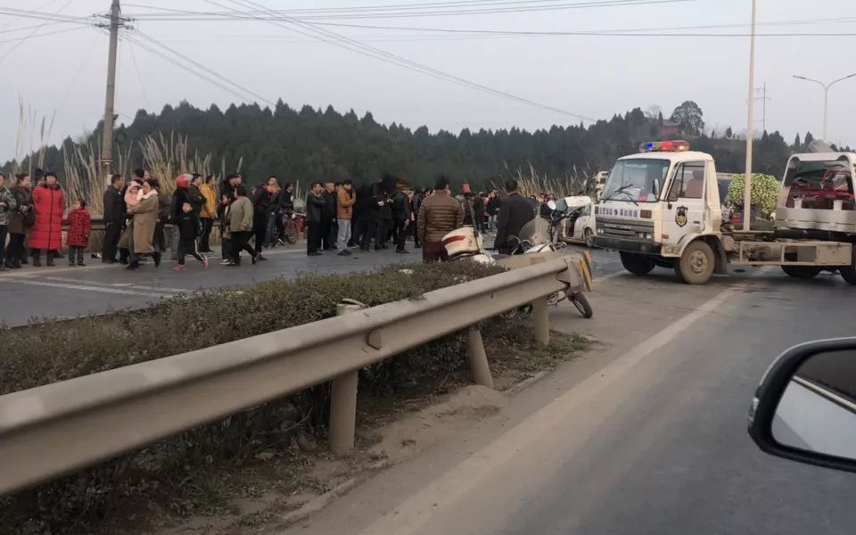 突发绵三路安宁段发生严重车祸几辆车子撞在一起了