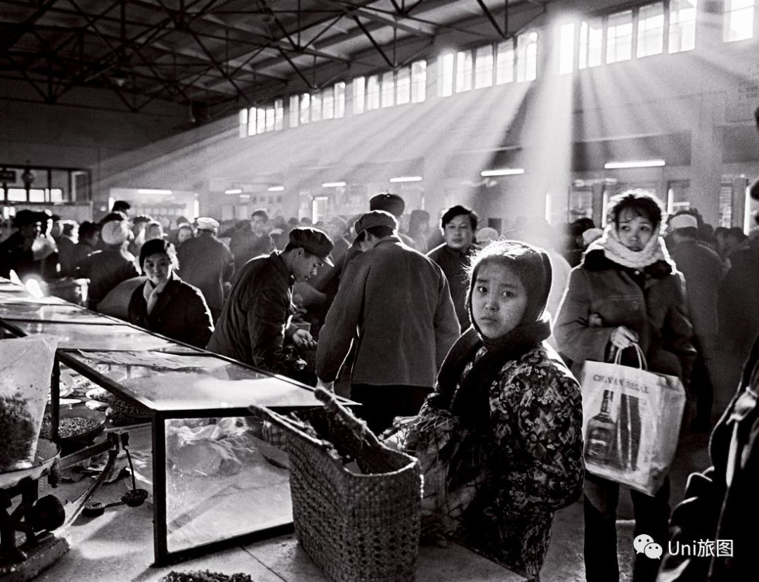 游玩留影(王文澜摄) 1984年,北京西单菜市场柜枱空荡荡的(郭建设摄)