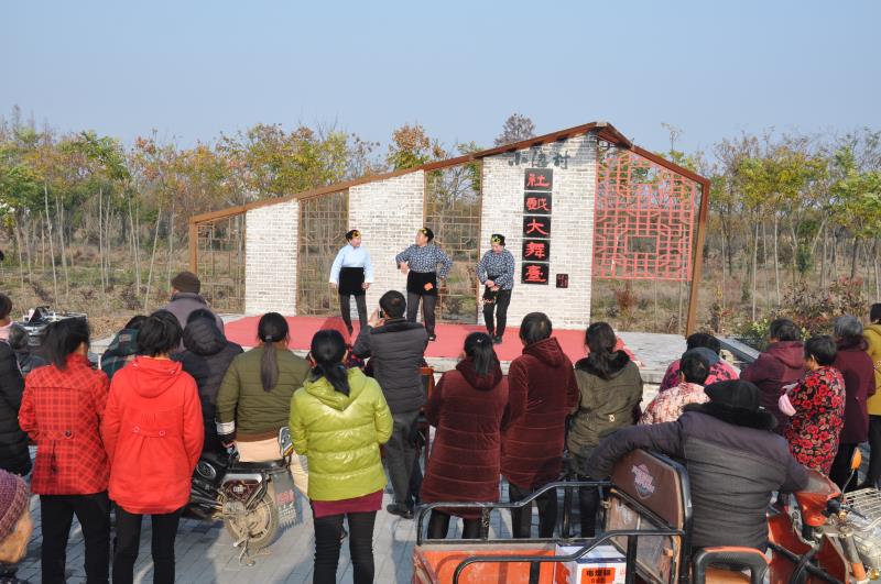 1月10日,江苏省灌南县田楼镇小海村,村民正在村社戏大舞台前观看表演