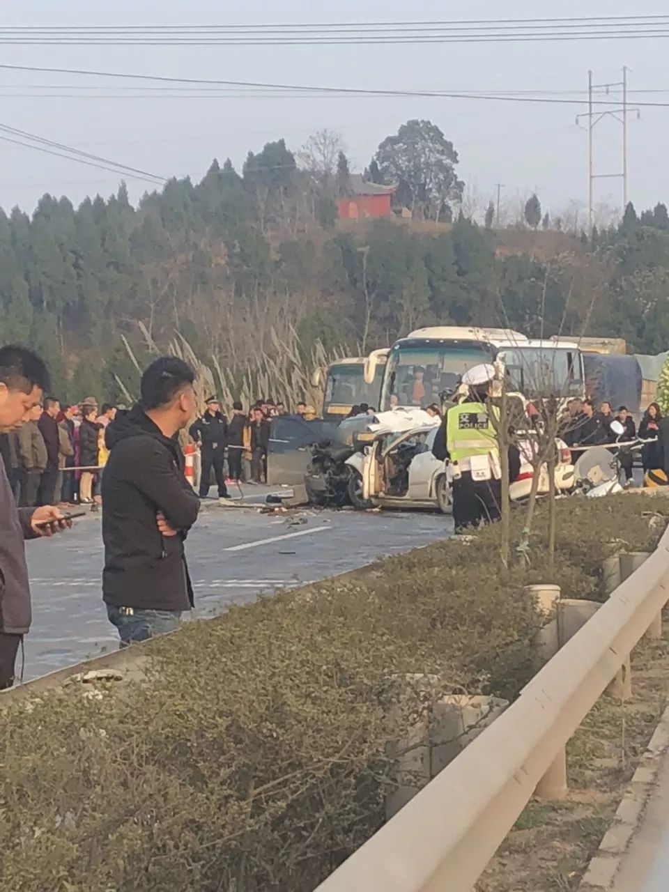 绵三路安宁段发生严重车祸!几辆车子撞在一起了.