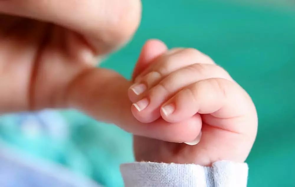 新生儿爱攥拳使劲正常吗?宝宝握拳、拇指内收