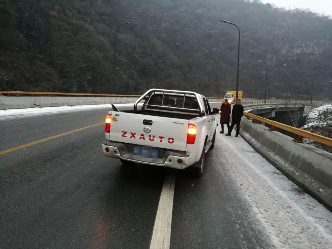 汉中留坝316国道留坝段路面(桥面,弯道)结冰,导致车辆打滑,事故频发