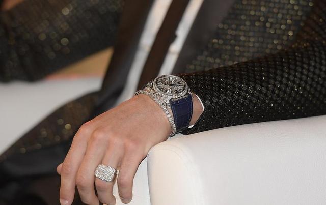 C羅罕見炫富！中東之行戴鑽石手表：和女友玩老鷹的圖片公布出來 娛樂 第7張