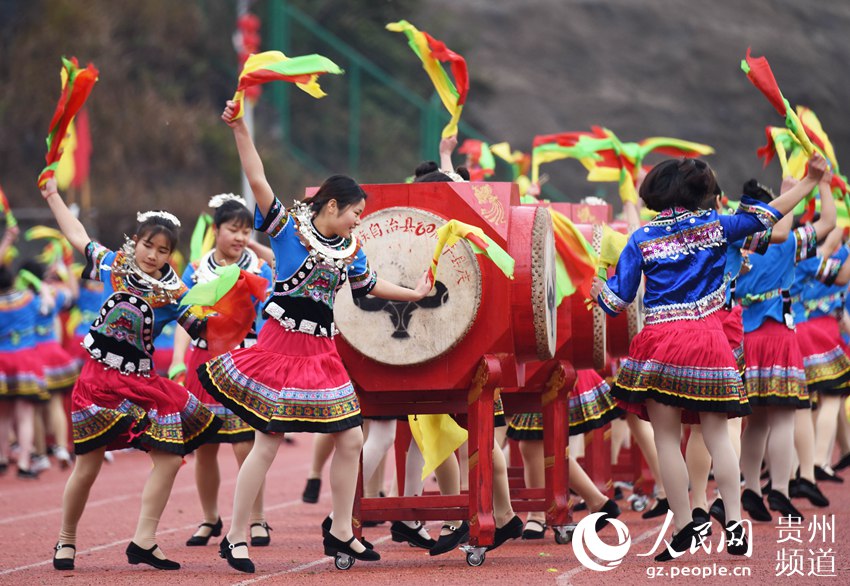 1月11日,人们在贵州省铜仁市松桃苗族自治县中等职业学校操场上敲花鼓