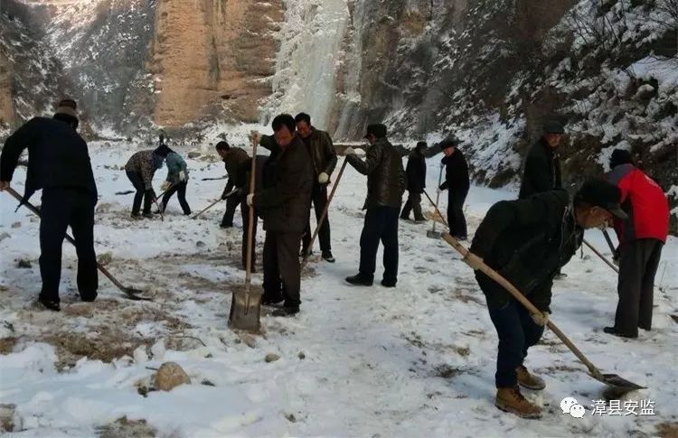 1月5日,新寺镇结合漳县八龙峡冬季文化旅游体育冰雪节,扎实做好平安