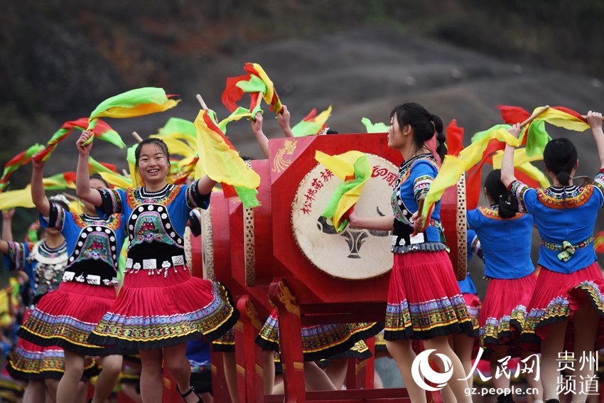 1月11日,人们在贵州省铜仁市松桃苗族自治县中等职业学校操场上敲花鼓