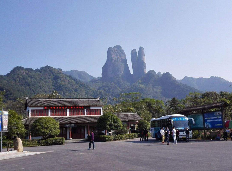 江郎山景区景点很多,倒影湖,会仙岩,霞客亭,天然国画,一线天,天桥