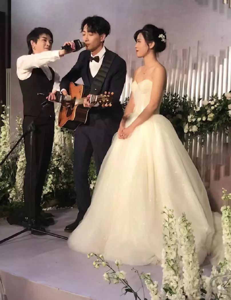 华晨宇还参与了求婚曲编曲左立的这场婚礼不但其他9个兄弟到场去年10