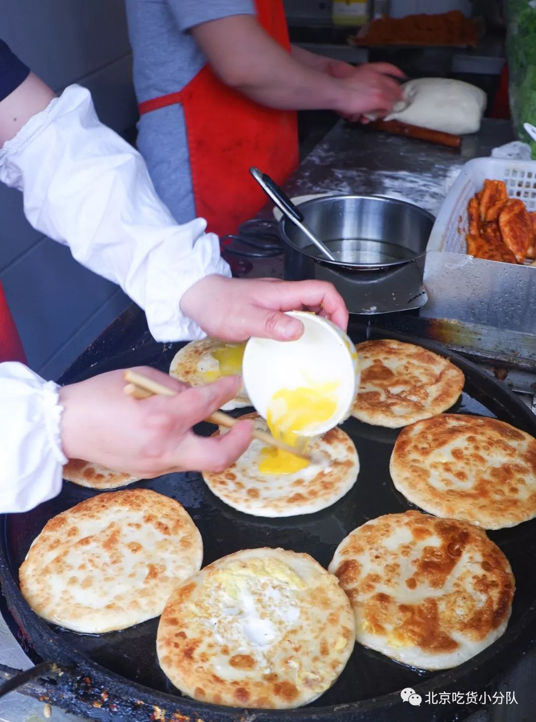 在大家印象中,鸡蛋灌饼是学生和上班族的便捷早餐,多是路边流动的小摊