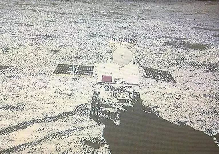 玉兔二号巡视器全景相机对嫦娥四号着陆器成像