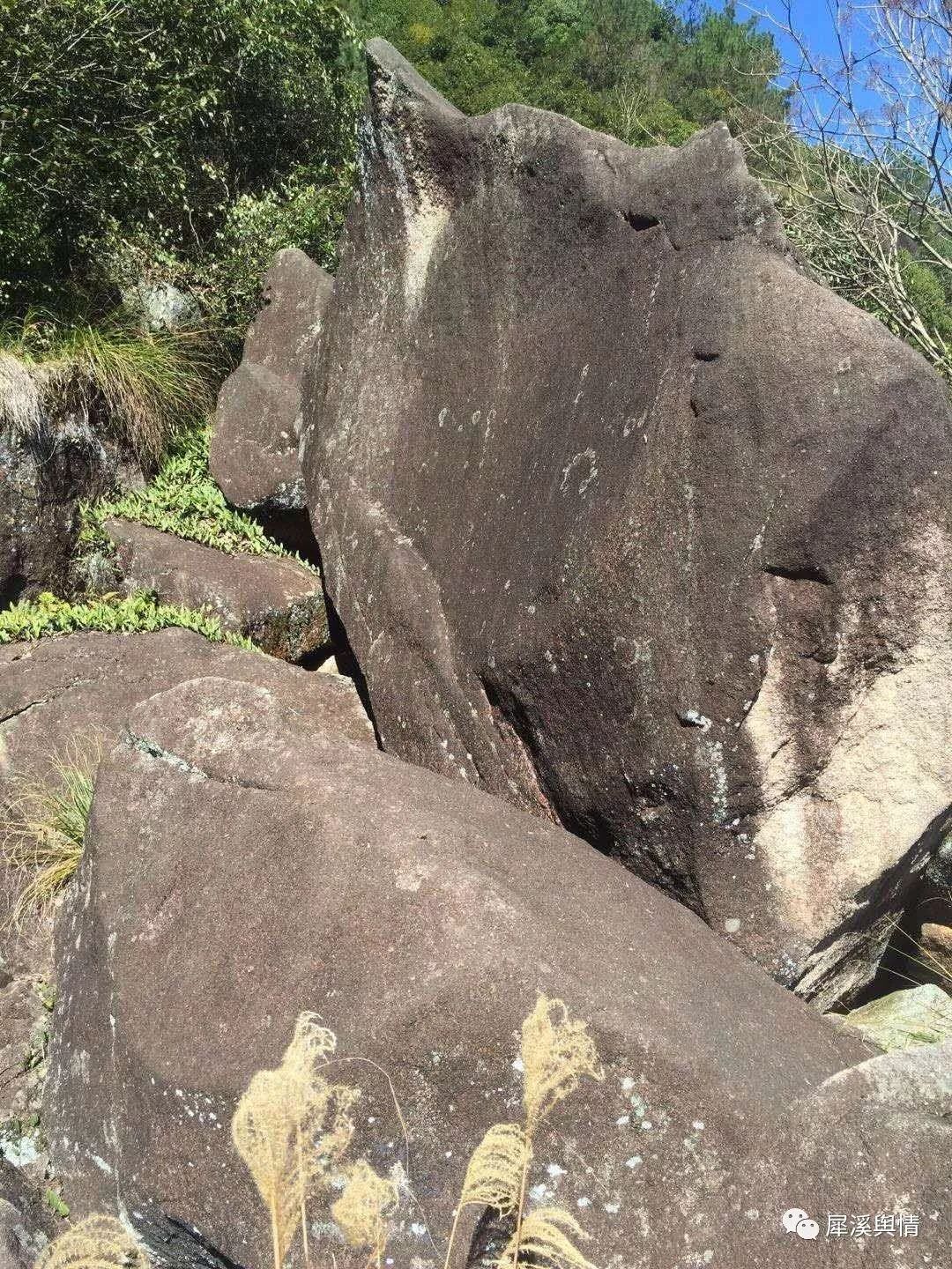 白墙墨顶,舟影波光, 在薄雾的晕染下恰如一幅神奇的山水画 笔架山早晨