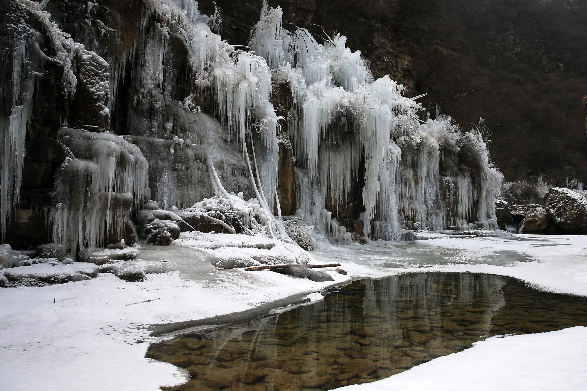 河南：云台山雪后现千余米冰瀑群_凤凰网视频_凤凰网