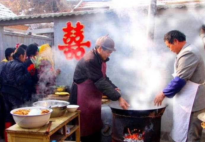 实拍广东农村年夜饭,酒桌上碗碗都是肉,老外表示菜上多了吃不下