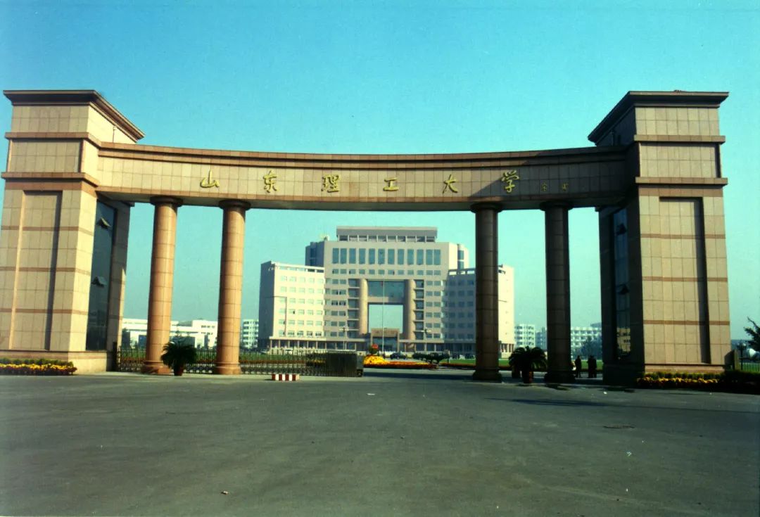 1985年更名青岛建筑工程学院,2004年更名青岛理工大学.