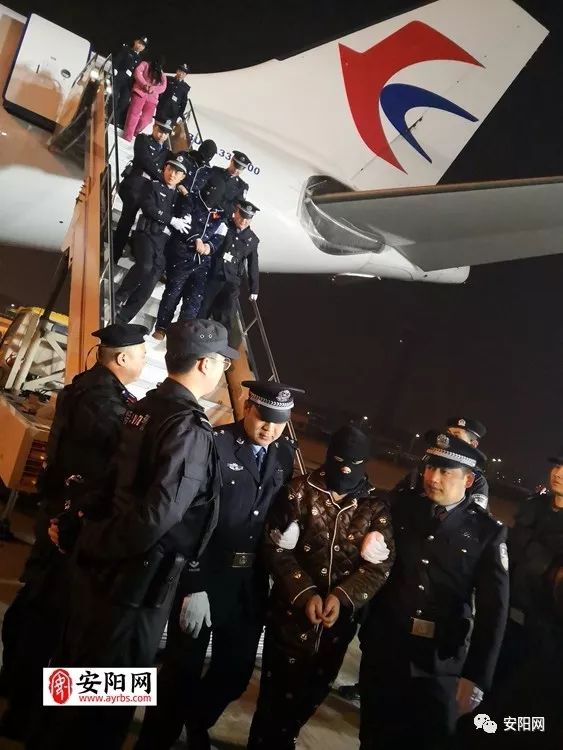 在老挝机场等待押解回国的犯罪嫌疑人(安阳警方提供)