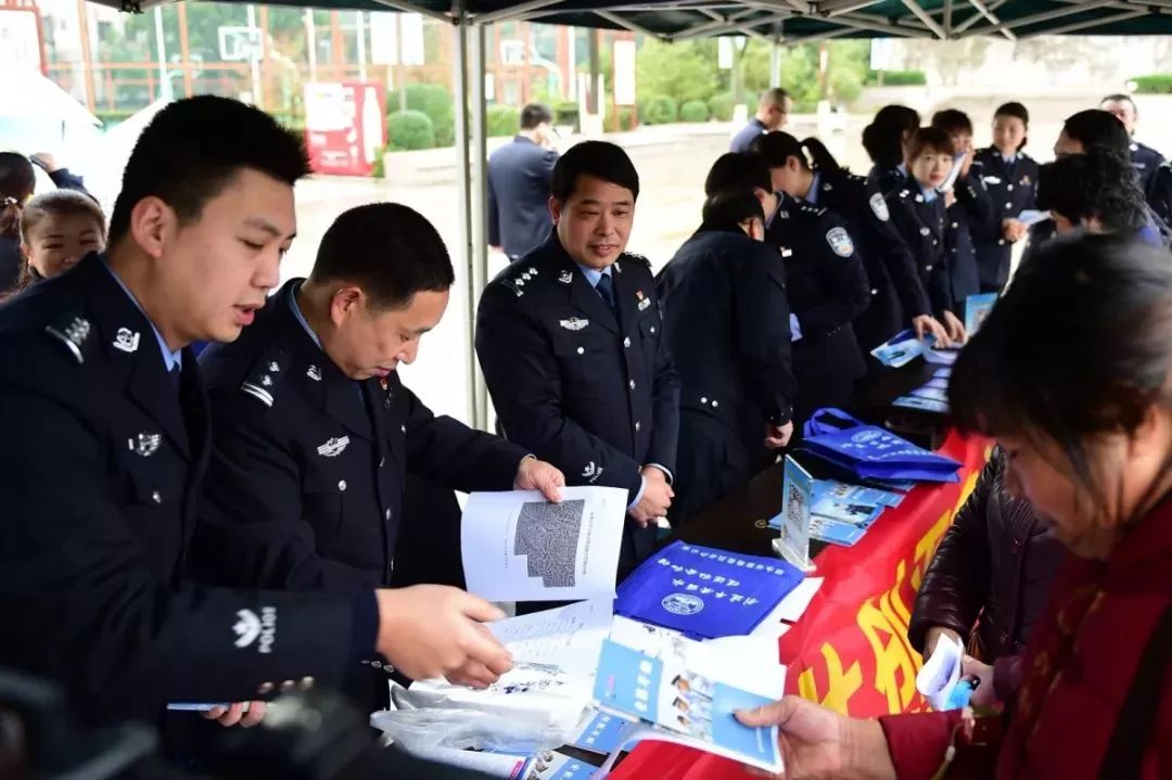 的宣传活动主题为"警民牵手110,共创平安迎大庆"丽水市公安局在市区