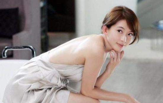 44歲林志玲出席活動，身材凸凹有型，事業線好辣眼 娛樂 第1張