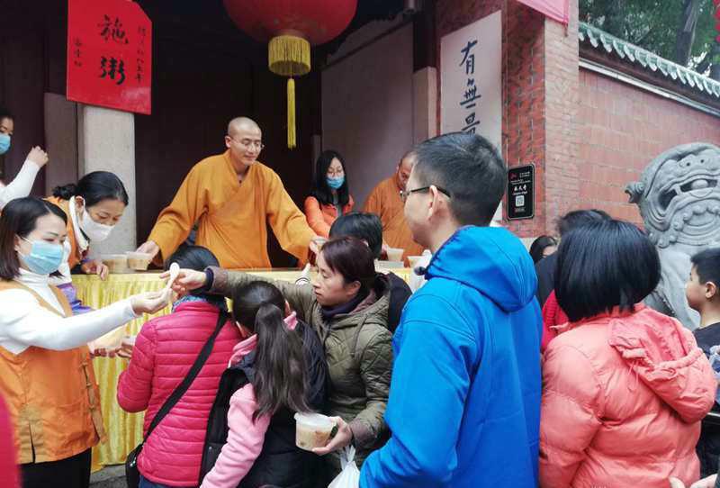 腊八到粥飘香泉州少林寺承天寺照例为民众广施腊八粥