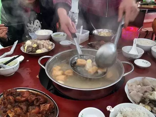 tua),福建永春五里街的一种汉族名小吃:像吃火锅一样把许多食品放在