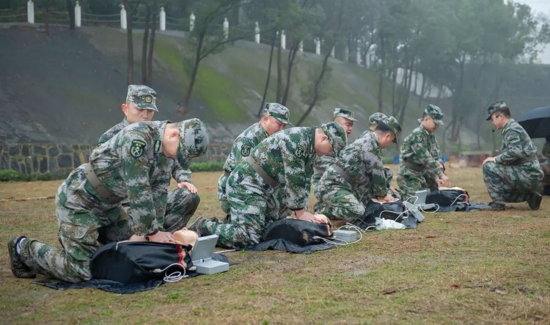 民兵应急连进行心肺复苏课目演示