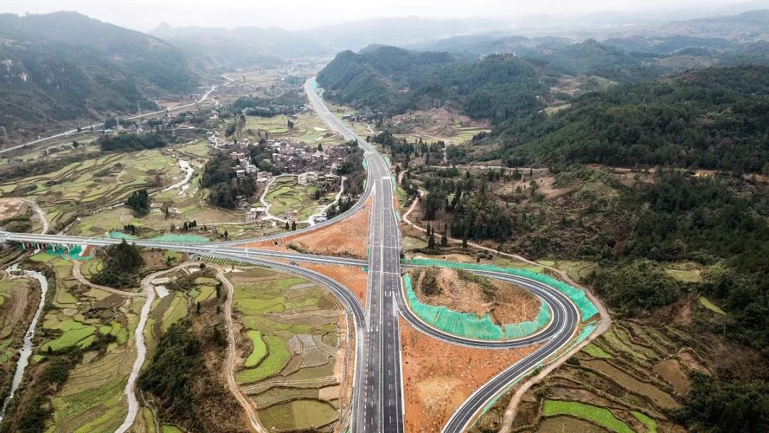 贵州三荔高速公路开通段正式运营_荔波县