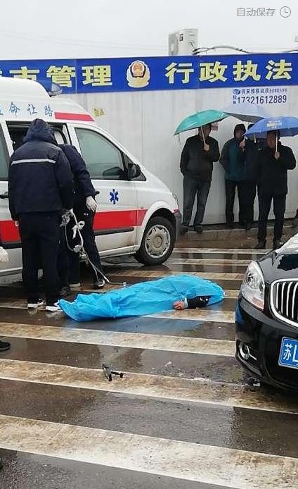 昨日,镇江一路口发生车祸,驾驶员当场死亡!悲剧