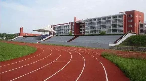 2018年7月,猴嘴小学正式更名为连云港市苍梧小学开发区校区,猴嘴中学