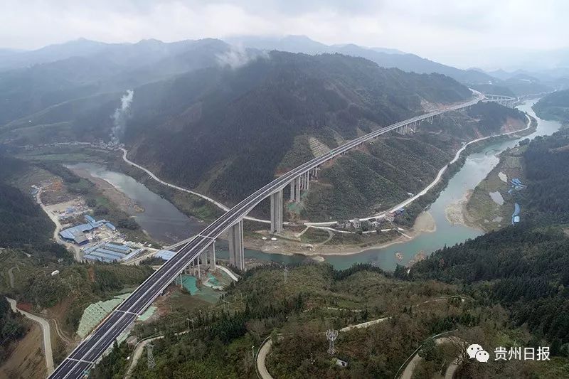 线路起点连接荔波机场和樟江旅游航运,终点连接榕江厦蓉高速,是连接