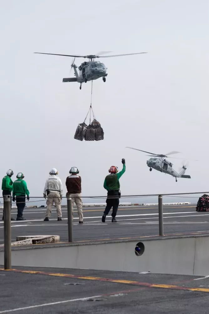 1月4日,一架mh-60s"海鹰"直升机为"斯坦尼斯"号航母甲板上垂直补给