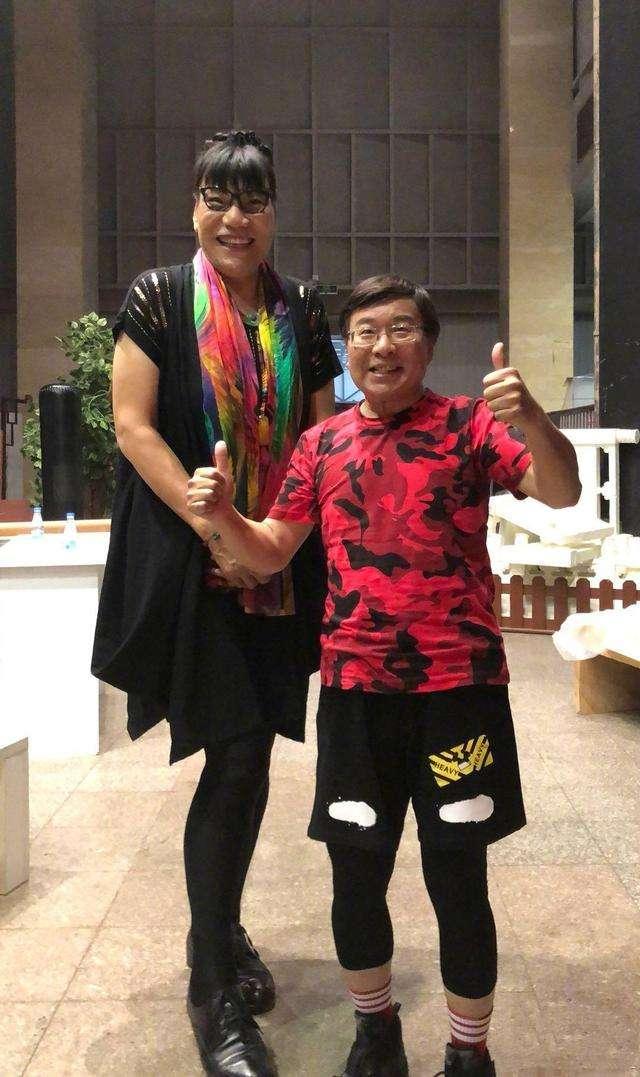 女篮巨人郑海霞新形象!披肩长发显秀美,打扮时尚,52岁