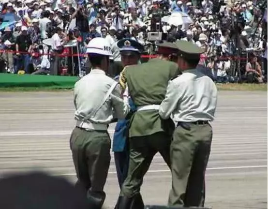 97年香港大阅兵,一位士兵意外昏迷,他却让中国精神享誉世界