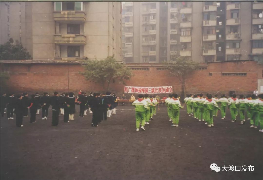 学校旧貌重庆市大渡口区实验小学建于1988年,30年来,学校已由建校时的