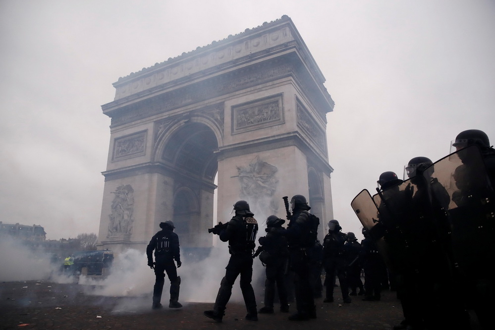 法国黄背心发动新一轮抗议活动 示威者被高压