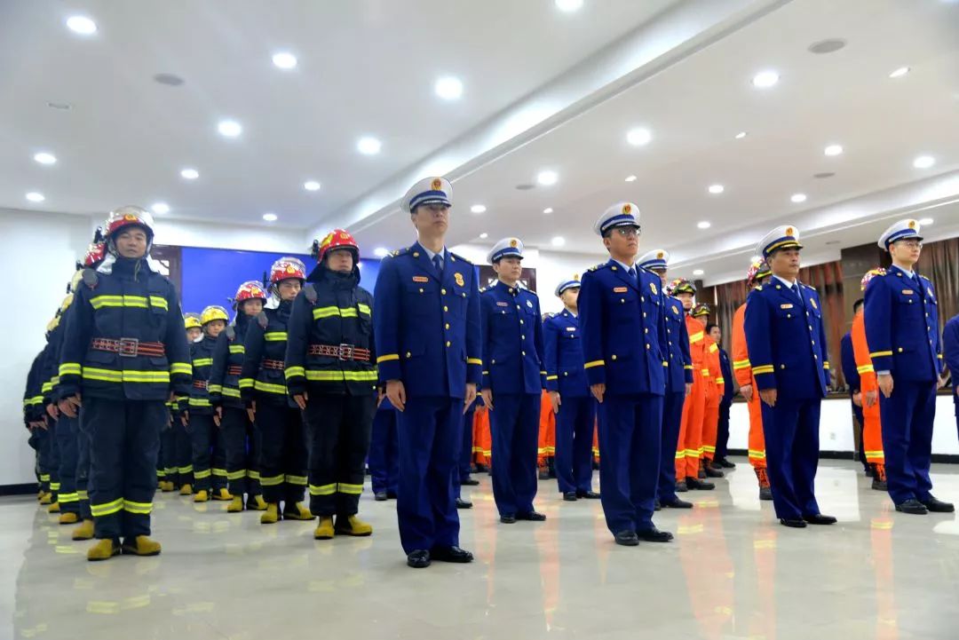 春秋(冬),作训服颜色选用深火焰蓝色,突出消防救援队伍的职业