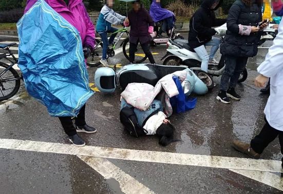 在吉安市城北圆盘路段发生一起交通事故,一学生骑电动车下课回家与一