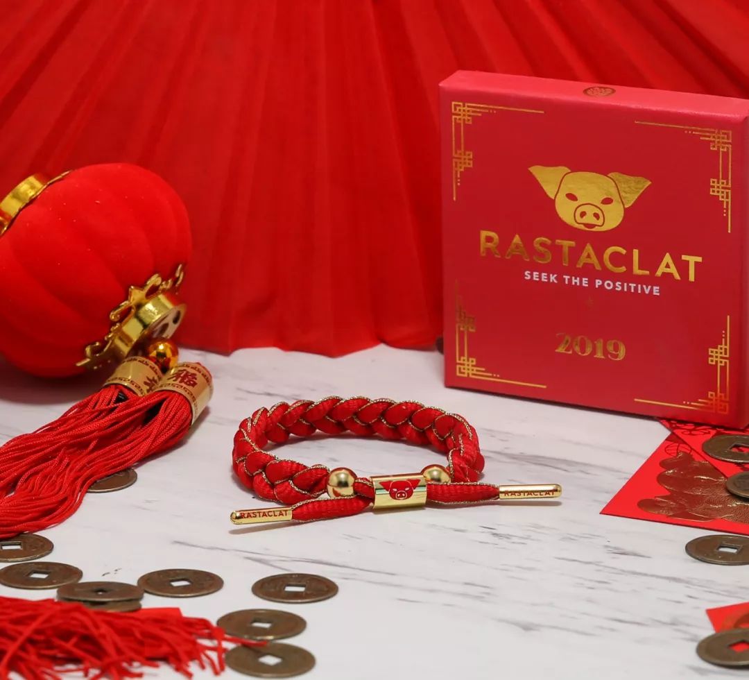 在中国  传统的农历新年是和亲朋好友一起度过的 rastaclat在新年