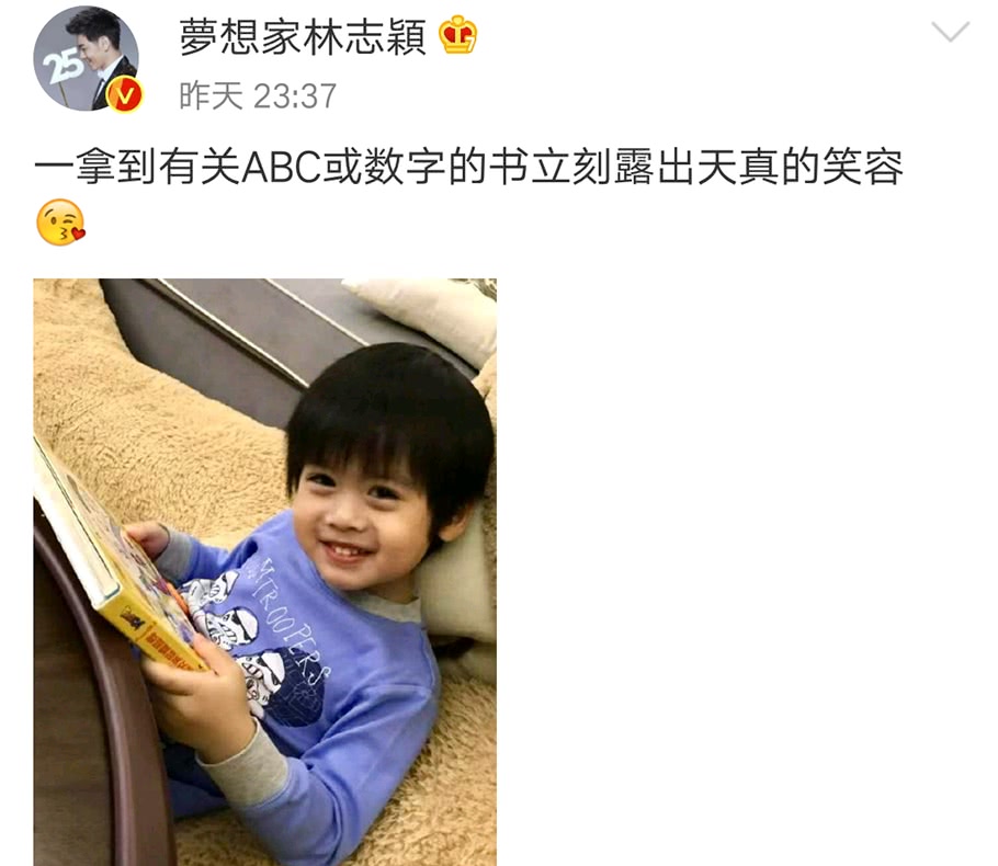 林志曬小兒子拿到英文書笑容天真，kimi和小貓牽手睡覺好溫馨 娛樂 第1張