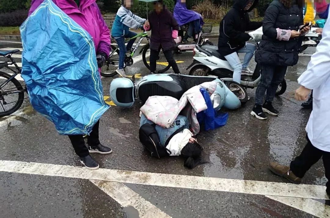 本地吉安城北圆盘一学生骑车与电动车相撞致学生受伤倒地