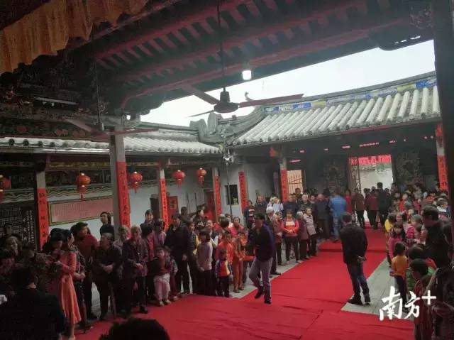 北山果陇这对新人今天在祠堂举行婚礼全乡里围观祝贺