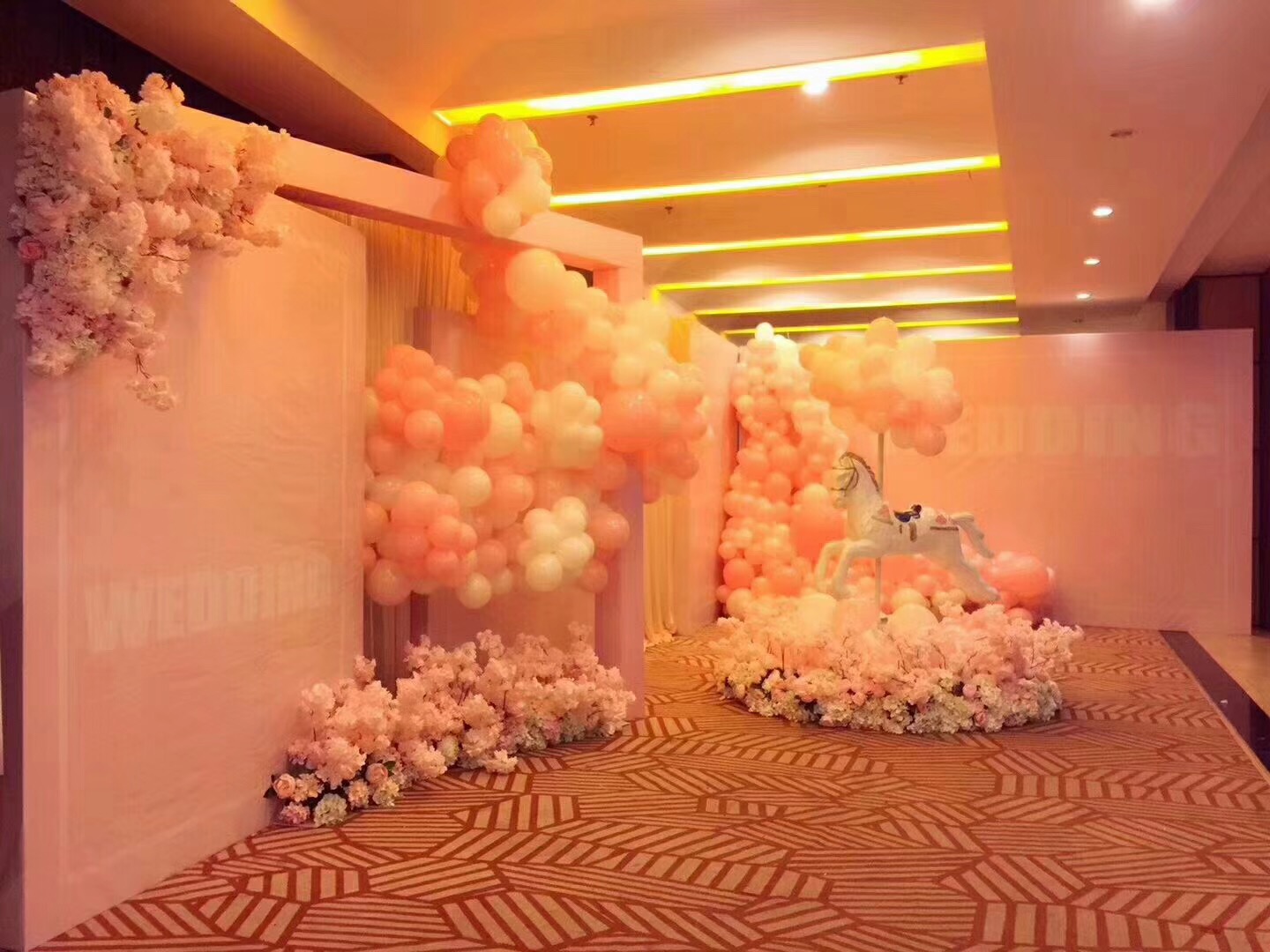 婚礼场地气球布置图|【个性婚礼定制】创意气球主题婚礼布置-丫空间