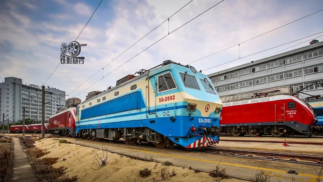 为担当陇海线郑州至西安区段的客运任务,株洲厂推出韶山8b型电力机车