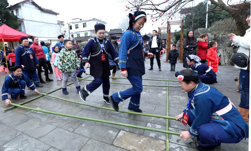 布依族竹竿舞民俗表演