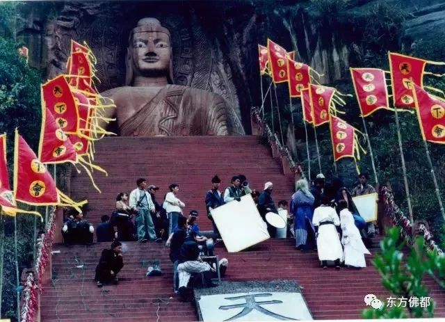 据说,当年开拍的时候"连心山"三个大字实在和雄帮主的天下会不太匹配