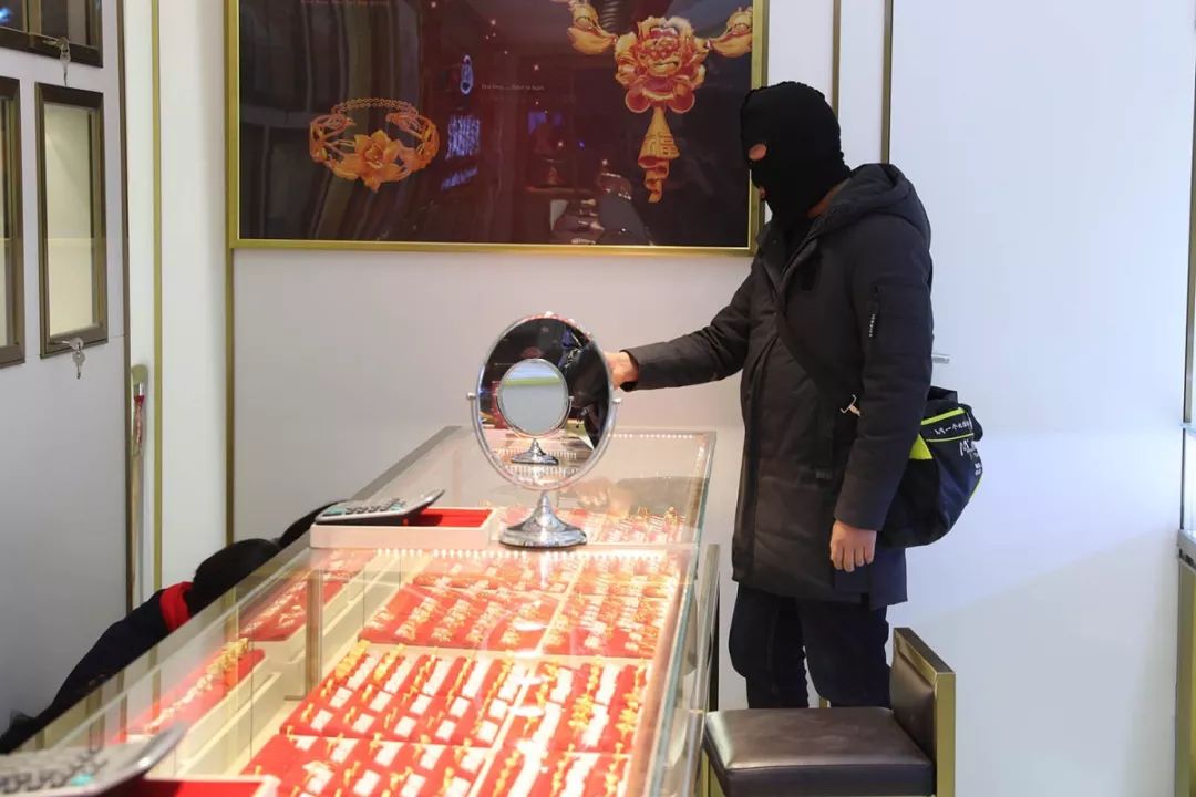 对正在抢劫金店的可当场击毙——恩施8县市警方同步举行反金银珠宝店