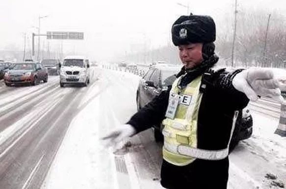 信阳这两名交警刷爆朋友圈!他们的举动温暖了整个冬天