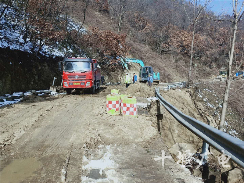 据介绍,西叶路(张湾区西沟乡至郧阳区叶大乡)交界处分水岭路段,因道路