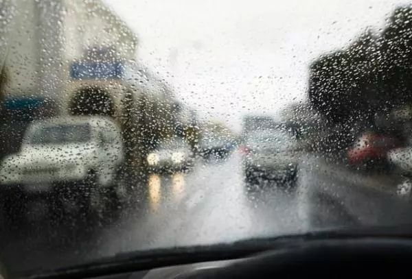 平时开车能看清除,但是到了下雨天,如果没有明确的警示标志,只要一不