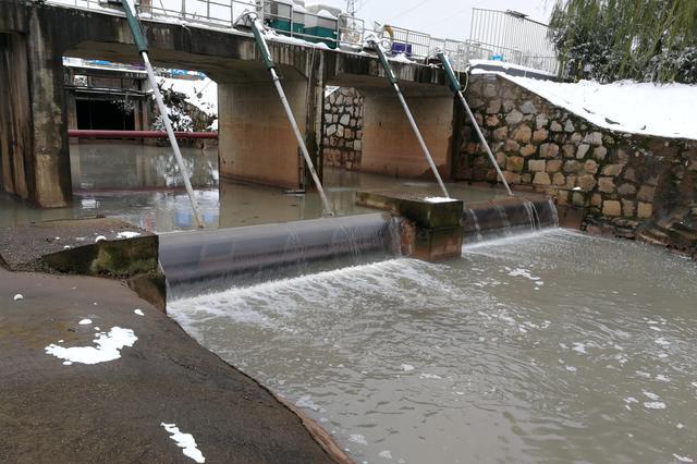 如何用河道流量计测量满出挡水坝的污水流量?